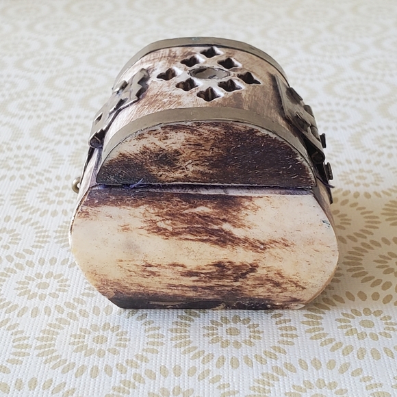 Camel Bone and Brass Vintage Trinket Box - Picture 4 of 11